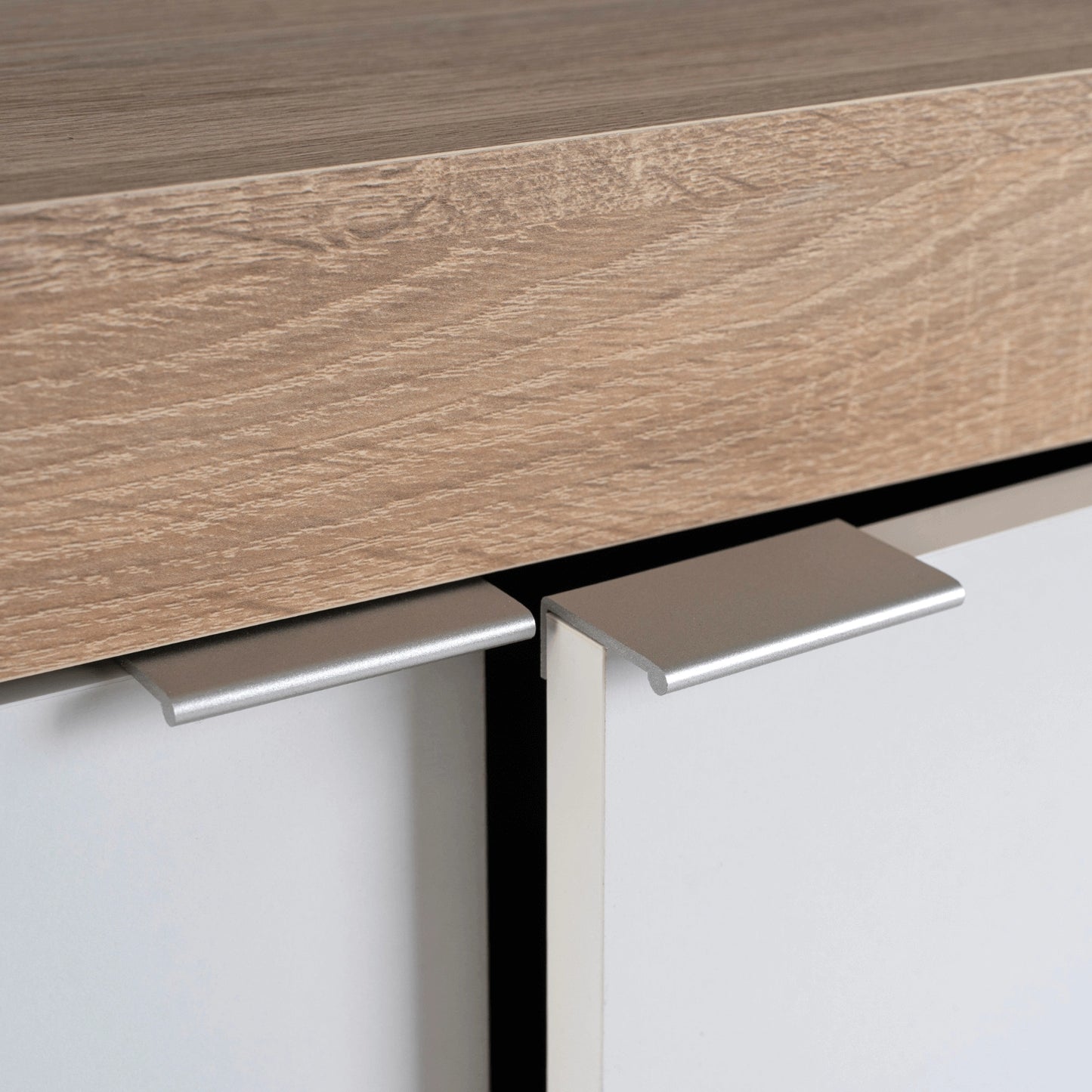 Detail der dezenten silberfarbenen Griffe am Marsely Alvera Sideboard