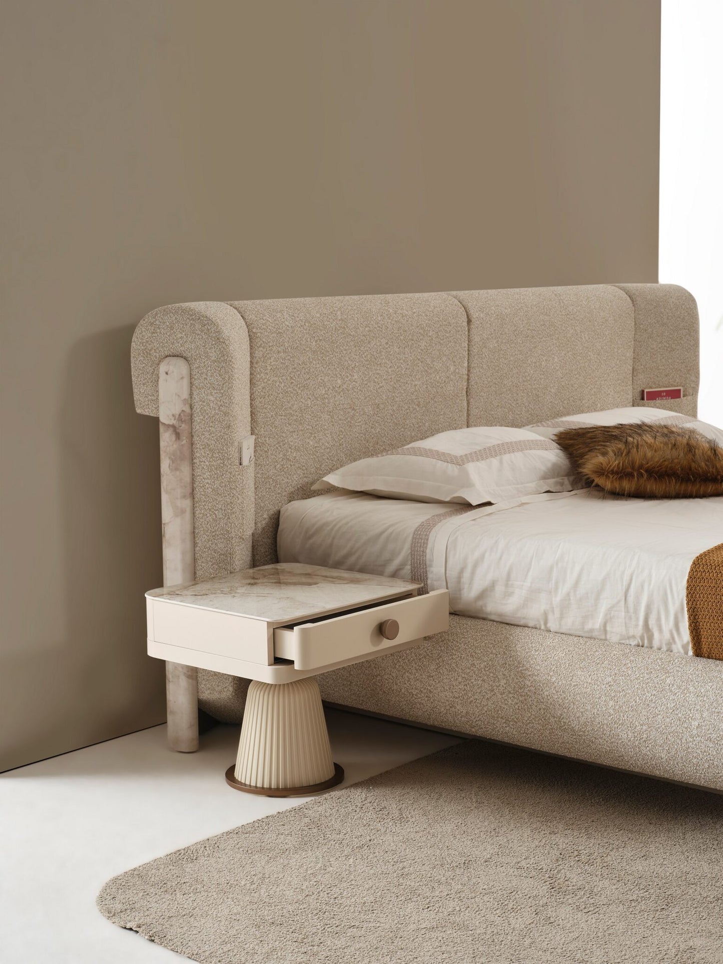 Schlafzimmer-Set Belmora, 5-teilig: Kleiderschrank, Bett, Nachttische und Kommode