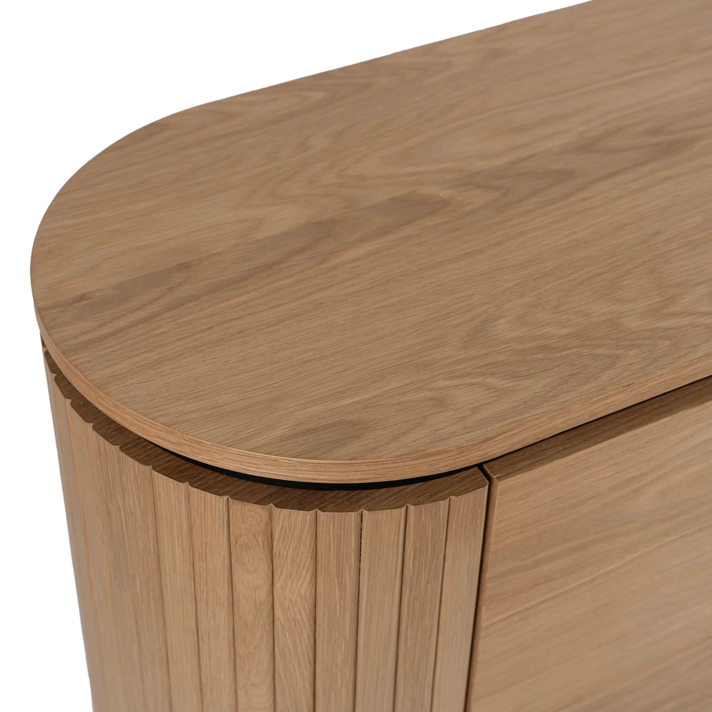 Abgerundete Oberseite und geriffelte Seitenfront des Sideboards Elvara in Eiche-Optik