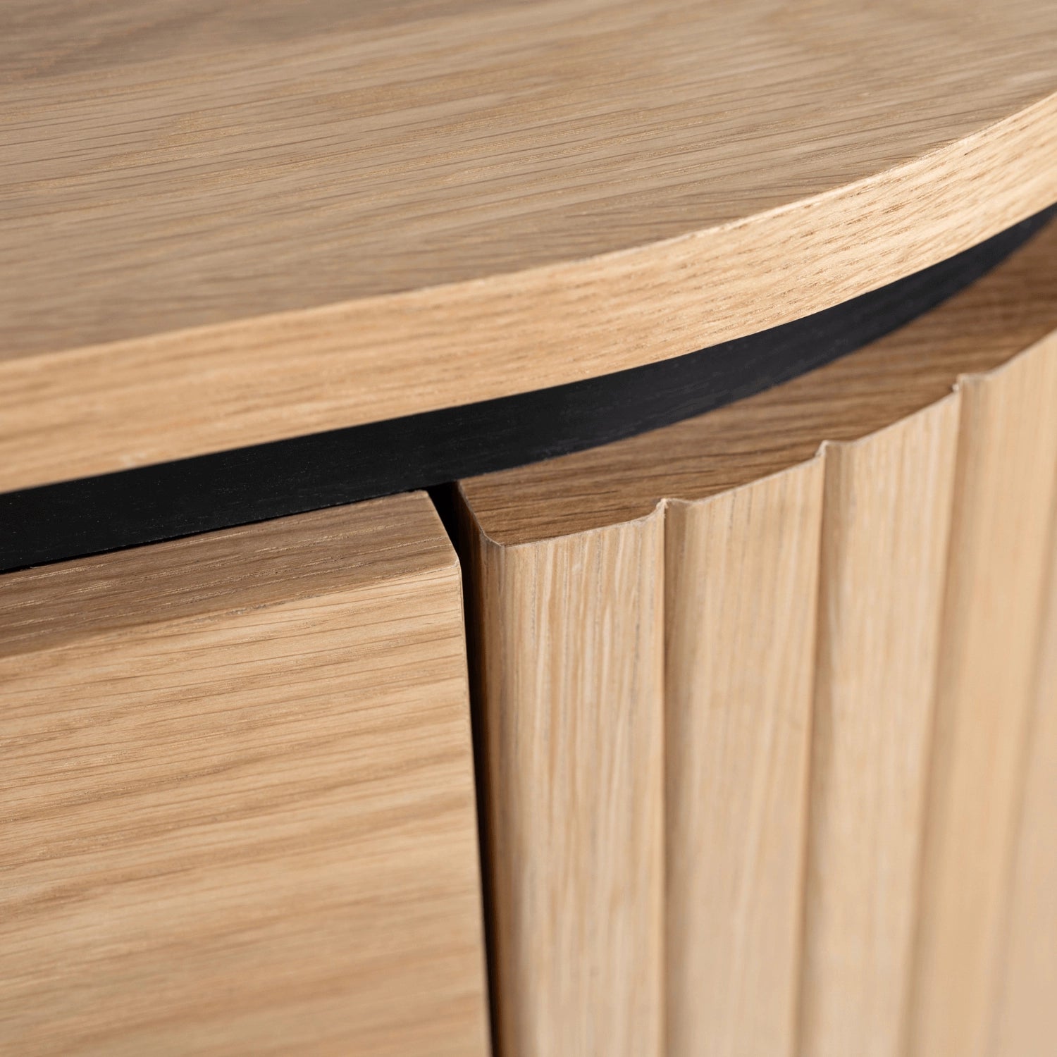 Detailansicht der Eiche-Optik und schwarzen Designlinie am Sideboard Elvara