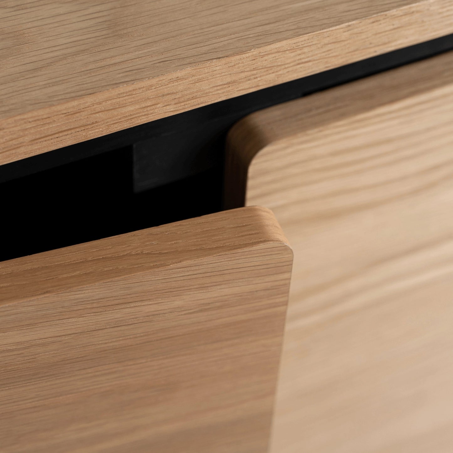 Grifflose Türöffnung des Sideboards Elvara in Eiche-Optik