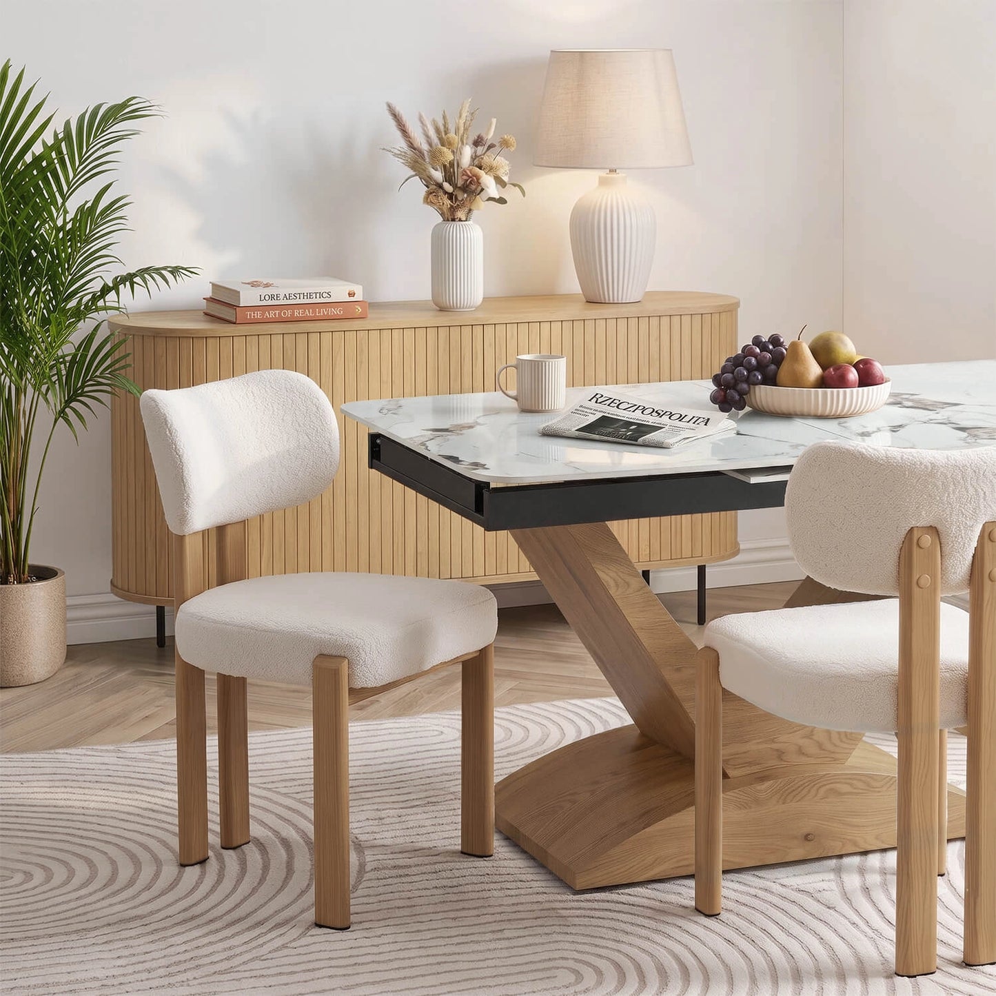 Bouclé-Esszimmerstuhl Granada in Creme und Eichenoptik im modernen Esszimmer