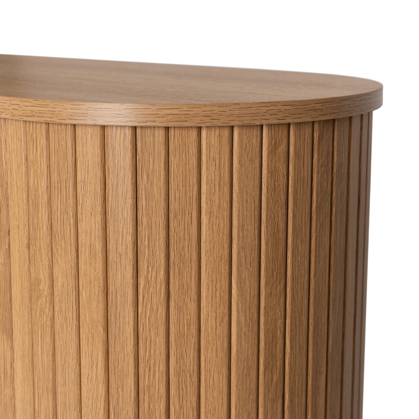 Detail der schlanken schwarzen Metallbeine des Sideboards Liora