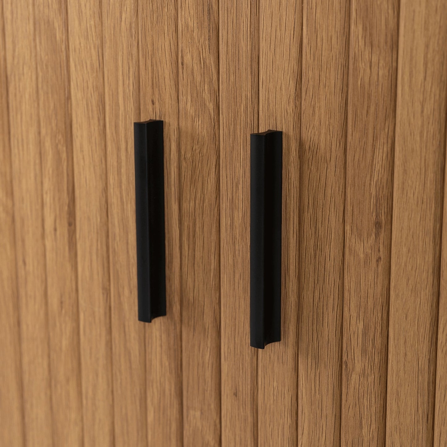 Detail der schwarzen Griffe und der gerillten Front des Sideboards Liora