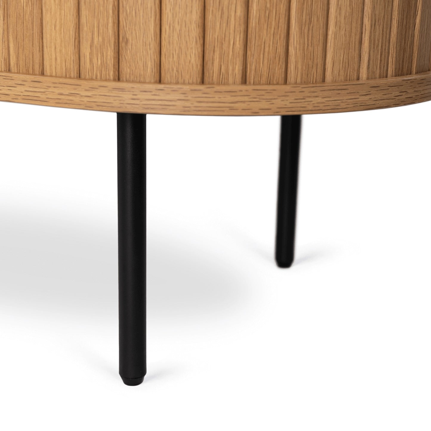 Nahaufnahme der gerillten Eiche-Optik und der abgerundeten Kante des Sideboards Liora