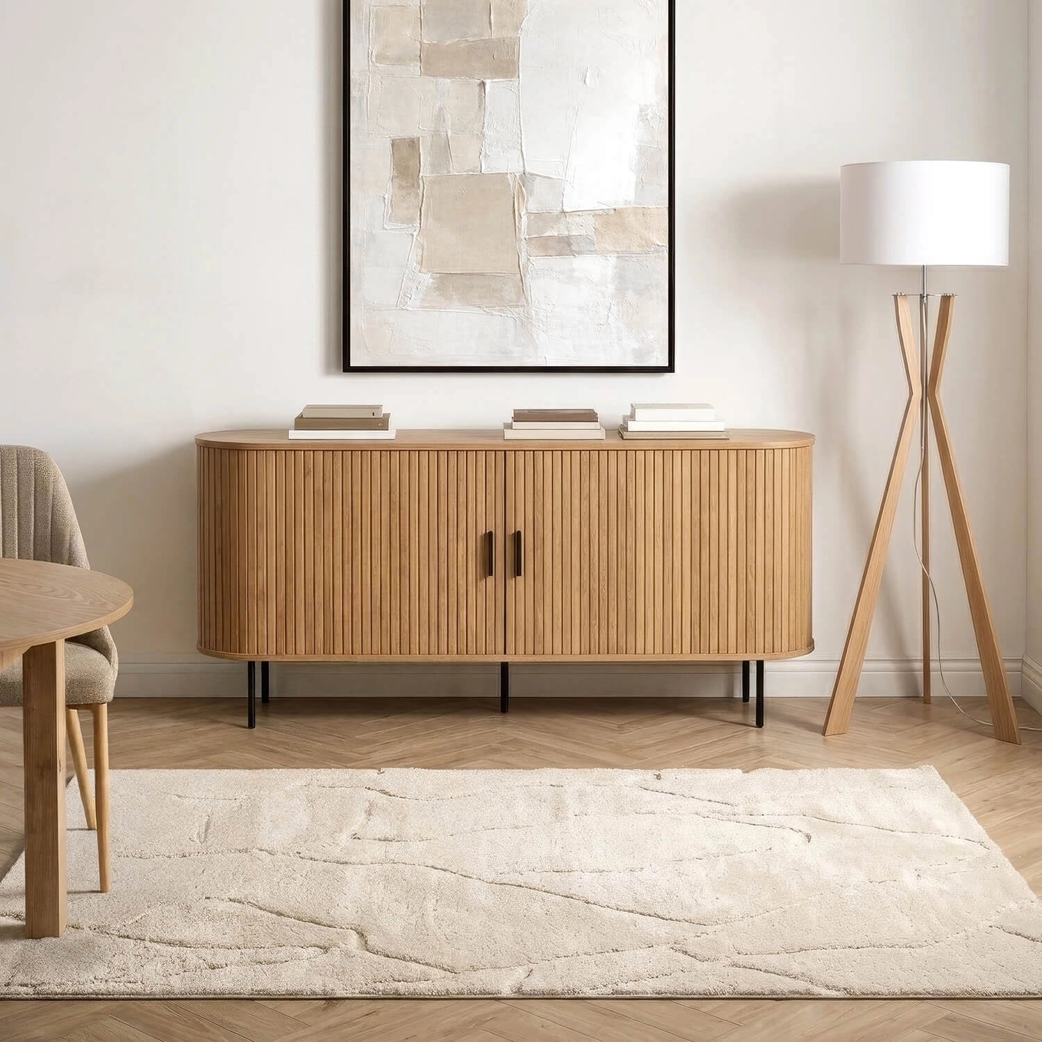 Sideboard Liora mit teilweise geöffneter gerillter Schiebetür und Innenfächern