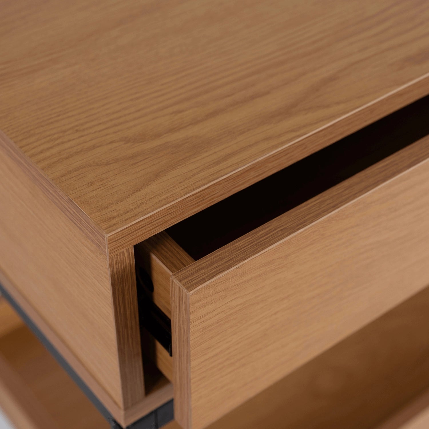 Detail des schwarzen Griffs an der Schublade des Konsolentischs Norell