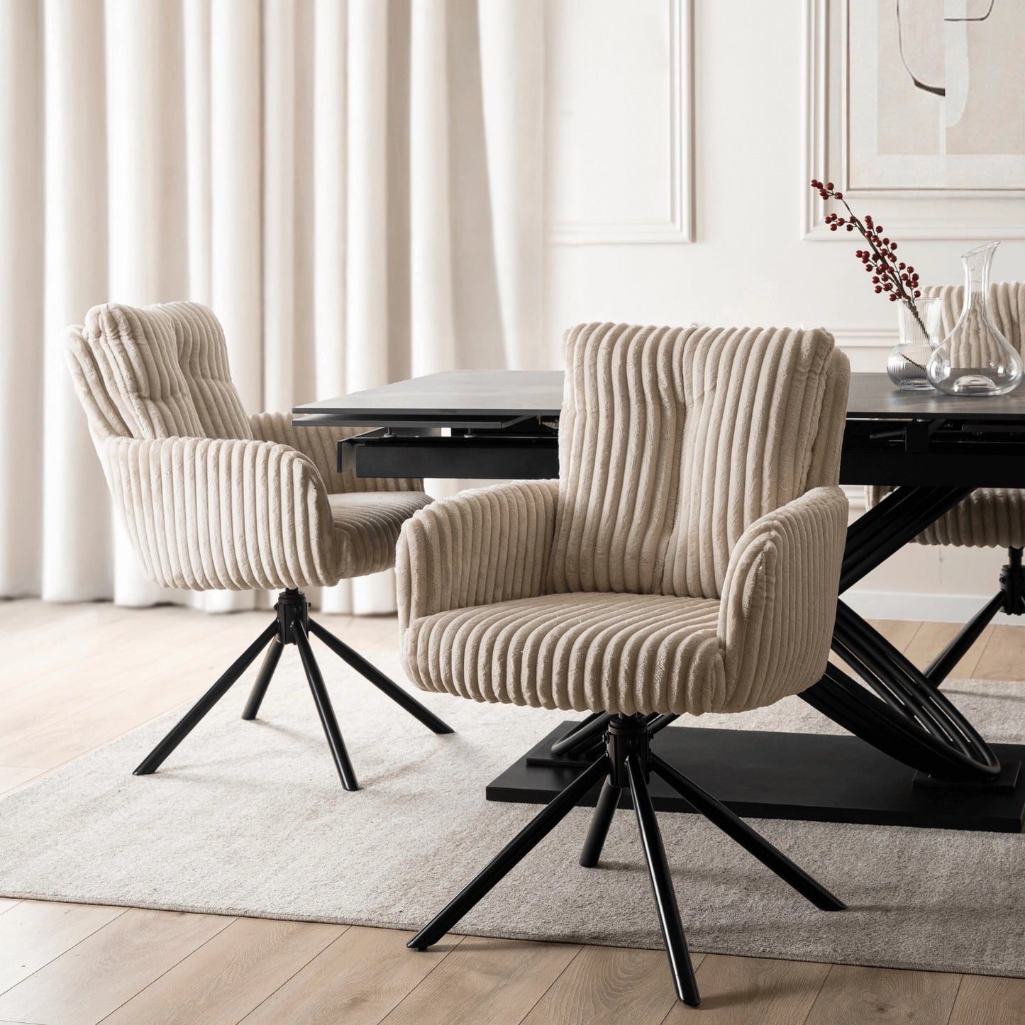 Drehbare Esszimmerstühle Novara in Beige an einem modernen Esstisch im hellen Esszimmer