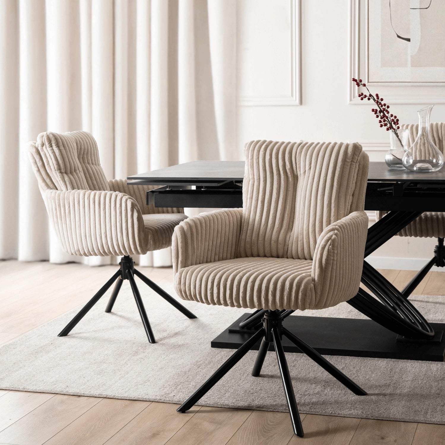 Drehbare Esszimmerstühle Novara in Beige an einem modernen Esstisch im hellen Esszimmer