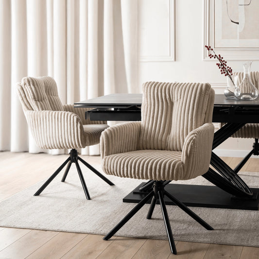 Drehbare Esszimmerstühle Novara in Beige an einem modernen Esstisch im hellen Esszimmer