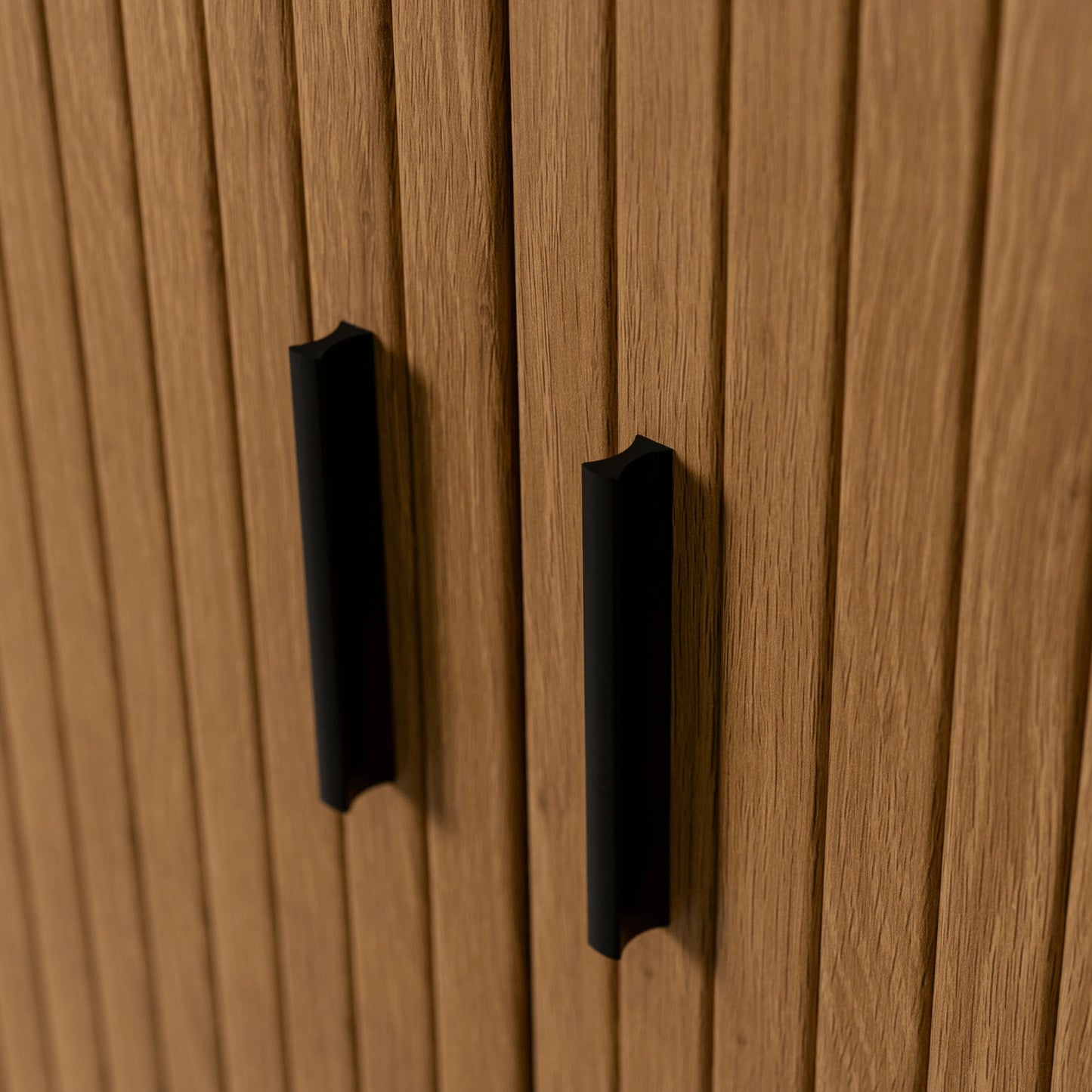 Detail der schwarzen Griffe und geriffelten Front des Marsely Trish Highboards