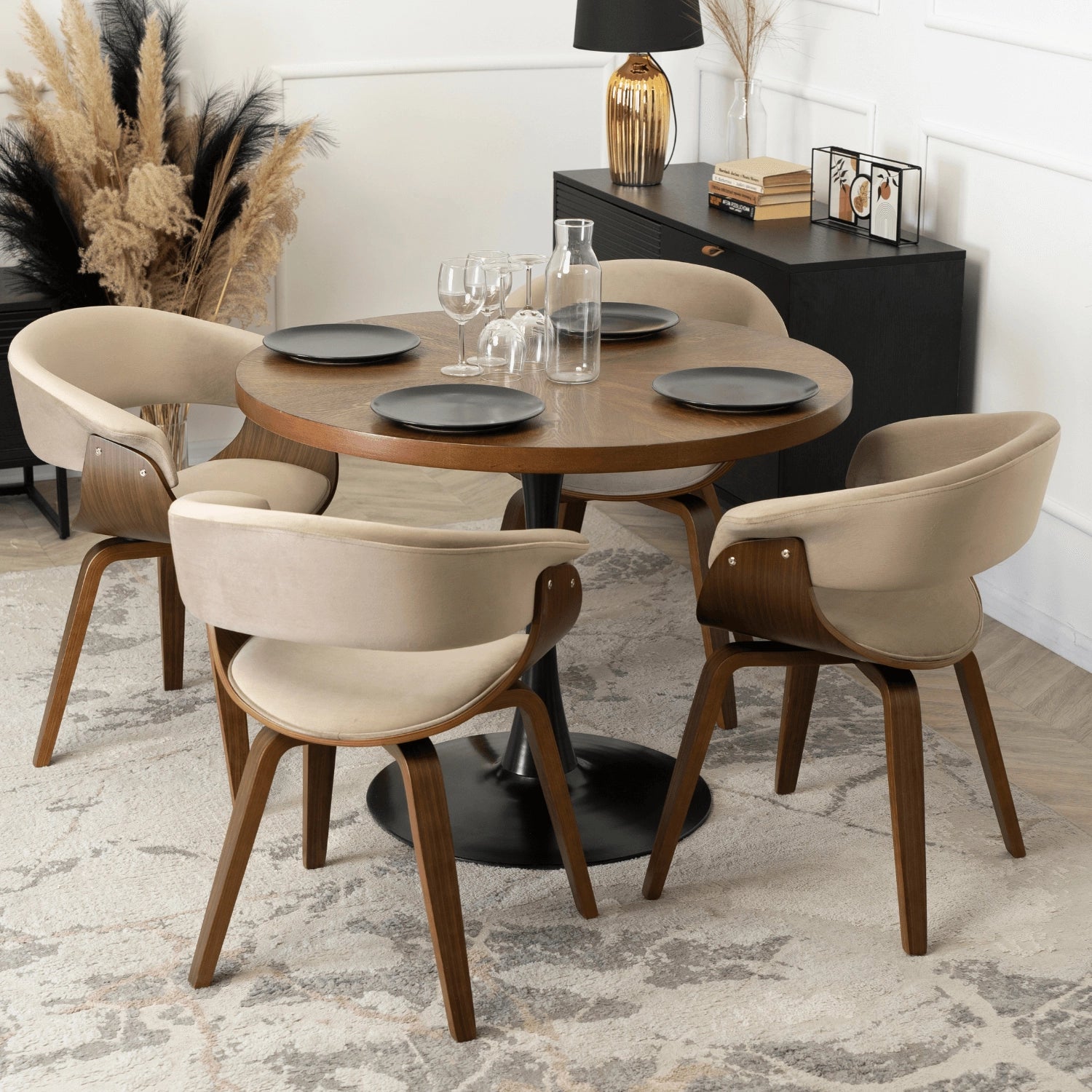 Armlehnenstuhl Velmora in Beige und Walnussoptik in einem modernen Esszimmer