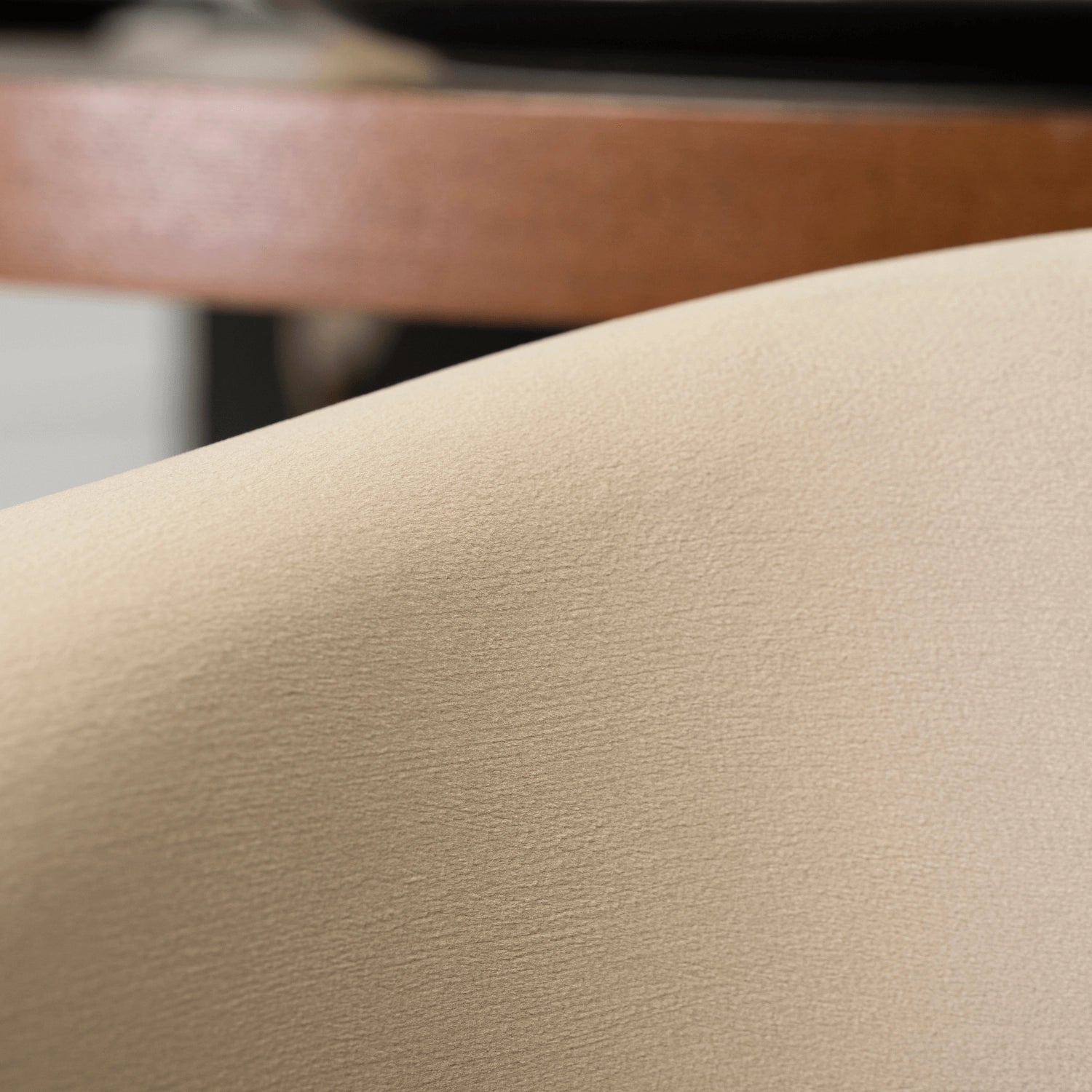 Armlehnenstuhl Velmora in Beige mit gebogenem Gestell in Walnussoptik