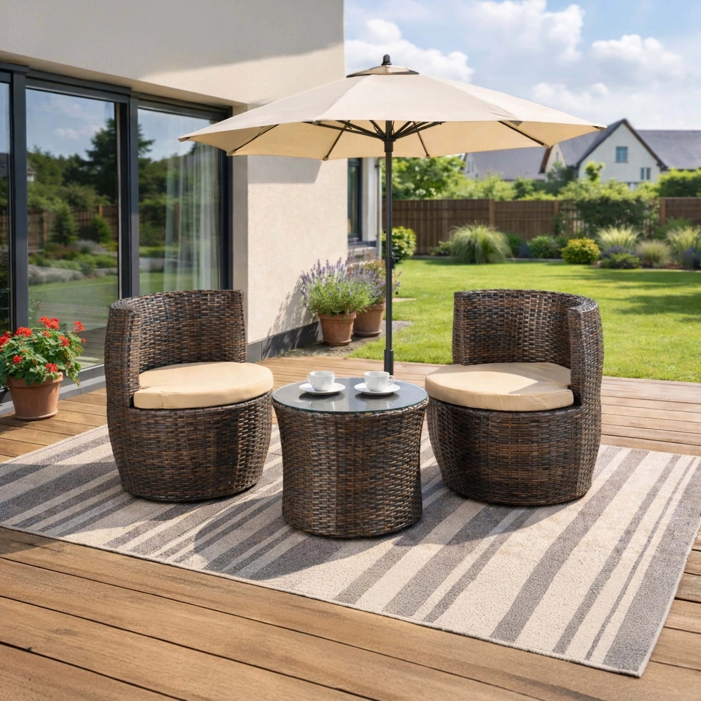 Nerano 3-teiliges Gartenmöbel-Set aus Polyrattan in Dunkelbraun und Beige auf einer Terrasse